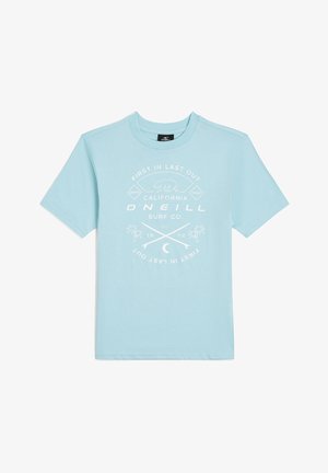 T-shirt in cotone blu chiaro con collo rotondo, caratterizzato da una stampa grafica bianca di un orso e dal testo "PRIMO A ENTRARE ULTIMO A USCIRE" in un design circolare.