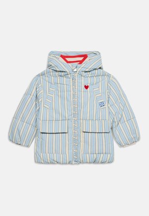 Hellblau-weiß gestreifte, wattierte Jacke mit Kapuze, Frontreißverschluss, zwei Klappentaschen und kleinem roten Herzdetail auf der Brust.