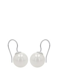 Ett par silverhängöron som vardera har en stor rund vit pärla som huvudsaklig dekoration.