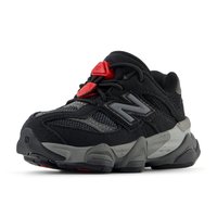 Zwarte sportschoen van mesh en suede materialen, met een opvallend grijs N-logo, rode accenten en een gestructureerde rubberen zool.