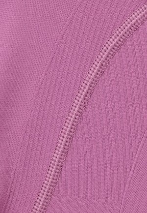 Elastischer Stoff in hellem Rosa, mit gerippter Textur und glatten Nähten, versehen mit einem kontrastierenden Zickzackstich-Detail.