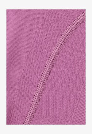 Elastischer Stoff in hellem Rosa, mit gerippter Textur und glatten Nähten, versehen mit einem kontrastierenden Zickzackstich-Detail.