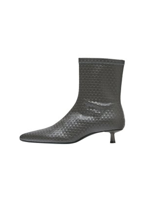 Stradivarius, EMBOSSED HEELED ANKLE BOOTS - Bottines - grey