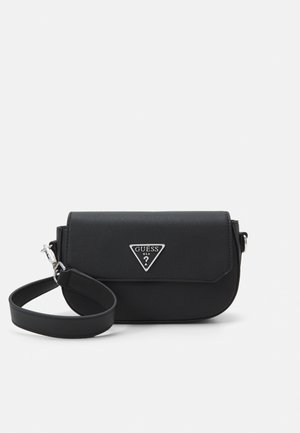 Kleine zwarte rechthoekige Guess crossbody tas met zilveren logo plaatje en afneembare band op een witte achtergrond.