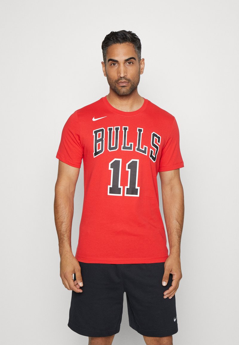 Nike Performance - NBA DEMAR DEROZAN CHICAGO BULLS TEE - Klubbklær - university red, Forstørre