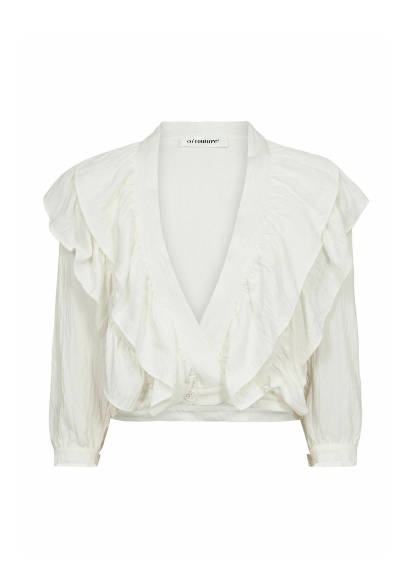 Blusa bianca corta con davanti a volant, scollatura a V profonda e maniche lunghe. Presenta una chiusura con bottoni e un tessuto testurizzato per un tocco di originalità.