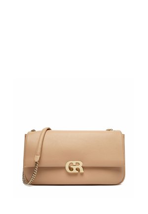 Beżowa skórzana torba na ramię z złotym łańcuszkowym paskiem i złotym zapięciem z logo GR na przedniej klapie.
