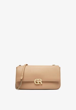 Beige skuldertaske i læder med guldkæde som rem og guldtone GR-logo-lås på forflappen.