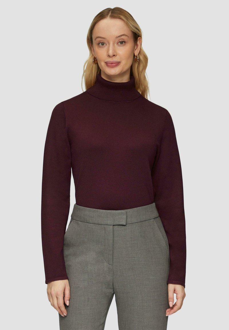 Bordeaux coltrui in een ribbelstructuur, gecombineerd met grijze op maat gemaakte broek met een vlakke voorkant en zijzakken.