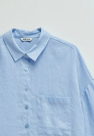 Lichtblauw overhemd met knopen, kraag en borstzak, gemaakt van linnen stof, met het label "Salsa Jeans."
