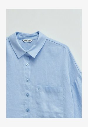 Lichtblauw overhemd met knopen, kraag en borstzak, gemaakt van linnen stof, met het label "Salsa Jeans."