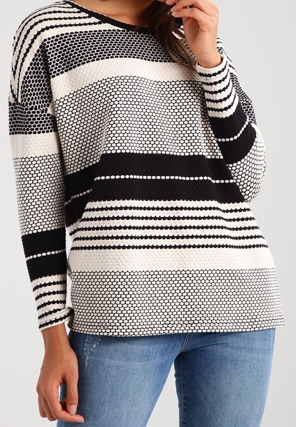 Sweter dzianinowy z długim rękawem, z czarno-białymi paskami o teksturowanym wykończeniu. Okrągły dekolt i luźny fason.