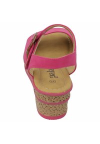 Roze platform sandaal met een soepele bovenkant, een ronde teen, verstelbare band en een textuur van kurk-like basis voor grip.