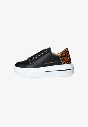 Sneaker nere in pelle con dettagli in stampa leopardata, occhielli in oro rosa e una suola bianca spessa con una striscia nera.