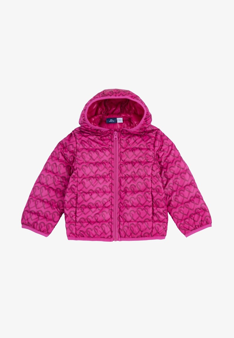 Roze pufferjack met capuchon, met een gewatteerd ontwerp, een ritssluiting aan de voorkant en een patroon van harten in een donkere tint roze.