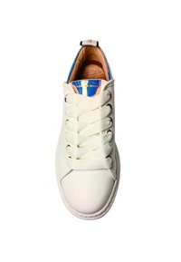Baskets blanches en cuir avec bout arrondi, lacets élastiques et accent métallique au talon. Texture lisse, design minimaliste.
