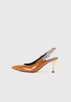 Zapato slingback de charol naranja con punta afilada, que cuenta con un tacón stiletto de tono dorado y una correa de contraste con detalle de logo.