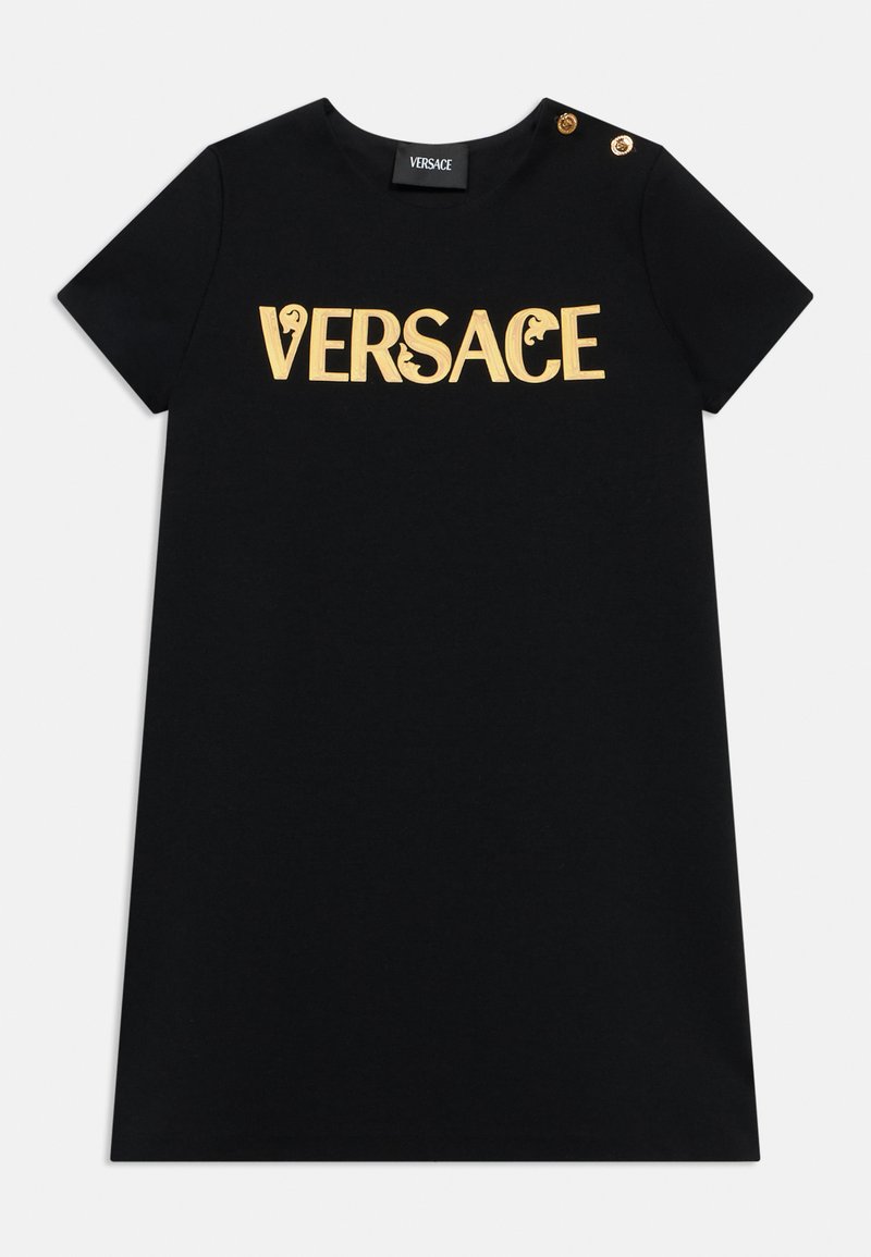 Czarna bawełniana sukienka w formie t-shirtu z dużym złotym logo "VERSACE", okrągłym dekoltem, krótkimi rękawami oraz złotymi guzikami na ramieniu.