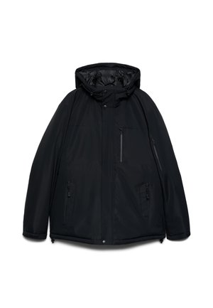 Giacca invernale nera con cappuccio, con tasche con cerniera sul petto, sui lati e sulle maniche, chiusura frontale con bottoni e cerniera, mostrata su sfondo bianco.