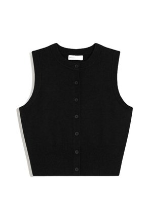 Zwarte mouwloze gebreide cardigan met zes knopen aan de voorkant en geribbelde zoom, kraag en armsgaten, plat gelegd op een witte achtergrond.