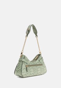 Groene gestructureerde handtas met een slangenhuidpatroon, kettingriem, ritssluitingen en een gebogen silhouet met accentstiksels.