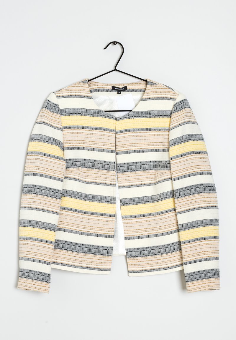 Struktureret blazer med rund halsudskæring, prydet med vandrette striber i gul, grå og beige. Hængende på en sort krog mod en hvid baggrund.