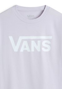 Jasnofioletowy bawełniany t-shirt z dużym białym logo "VANS" w pogrubionej czcionce. Okrągły dekolt, klasyczny krój, gładka faktura.