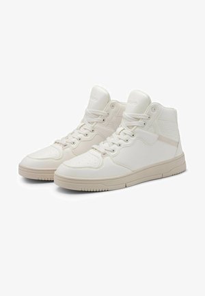 Zapatillas altas de cuero blanco con un acabado suave, puntera perforada y sutiles acentos laterales. Entresuela texturizada y suela de goma.
