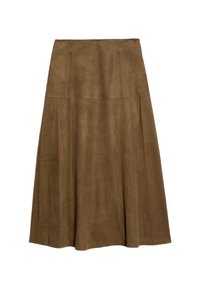 Brun mockaskjol med en utsvängd design, som har hög midja, vertikala sömmar och en slät textur, som når till mitten av vaderna.