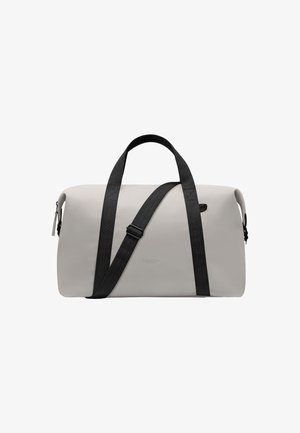 Borsa duffel in tela di colore grigio chiaro con manici in tessuto nero e tracolla regolabile. Presenta una chiusura con zip e un dettaglio logo discreto.