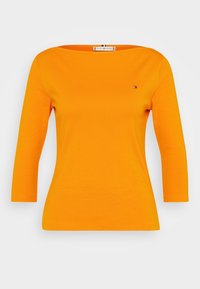 Oranges Langarmshirt mit einem Bootsausschnitt, aus glattem Baumwollstoff, mit einem kleinen Emblem auf der linken Brust. Slim-Fit-Design.