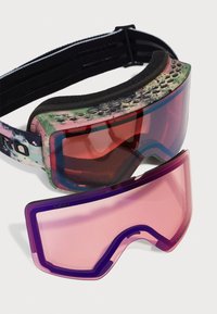 Slidiniai akiniai su daugiaspalve juostele, turinčia rožinį ir žalią dizainą. Vienas objektyvas raudonas su atspindinčia danga; kitas rožinis su mėlynu rėmeliu.