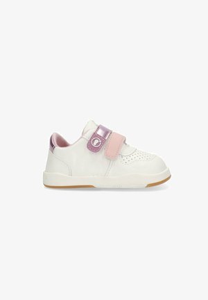 Zapatilla sintética blanca con una correa metálica rosa, detalle de puntera perforada y suela de goma. Presenta un acento en forma de pie en la correa.