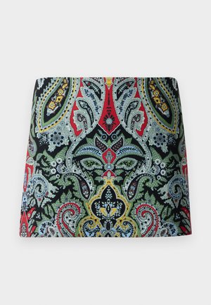Gonna in tessuto multicolore caratterizzata da intricati motivi paisley e floreali in rosso, verde, giallo e blu su uno sfondo nero.