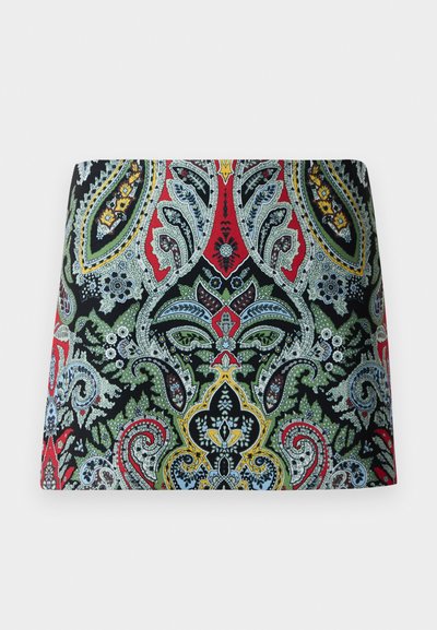 Multikleuren stoffen rok met ingewikkelde paisley- en bloemenpatronen in rood, groen, geel en blauw tegen een zwarte achtergrond.