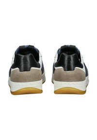 Tenisky s horním dílem z námořnické síťoviny, šedými a černými semišovými detaily a bílou podrážkou. Mají poutko na patě pro snadné obutí.