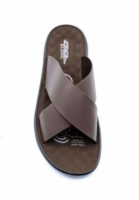 Sandale marron à glissière avec des brides croisées en matériau lisse, semelle rembourrée et semelle texturée pour une meilleure adhérence.