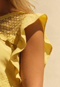 Next FRILL SLEEVE REGULAR FIT - Pluus - yellow