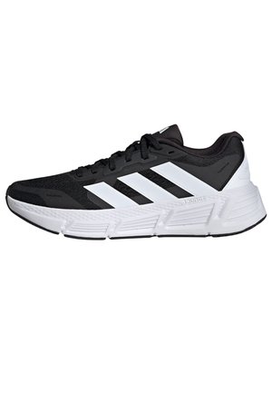 Czarny but sportowy z siateczkową cholewką, białym wzorem z trzema paskami, teksturowaną podeszwą i amortyzowaną wkładką dla komfortu.