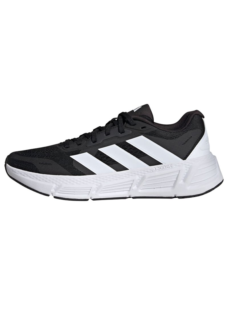 Mustat urheilukengät, joissa on verkkopinta, valkoinen kolmonauha-design, kuvioitu pohja ja pehmustettu välikerros mukavuutta varten.