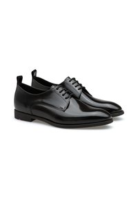 Schwarze Lederdressschuhe mit glänzender Oberfläche, runder Spitze, Schnürsenkeln und einem kleinen roten Akzent an der Sohle.