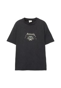 Černé bavlněné tričko s krátkým rukávem a kulatým výstřihem. Na přední straně se nachází velký grafický motiv lebky s nápisem "Metallica" nad ním.