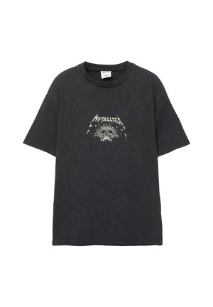 Black cotton t-shirt with short sleeves and a crew neck. Features a central graphic of a skull with "Metallica" text above.