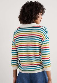 Pull en mélange de coton à rayures multicolores, comportant des rayures horizontales rouges, vertes, bleues et jaunes, avec un col et des poignets blancs.