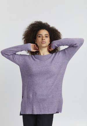 Hellpurpurner, übergroßer Pullover mit geripptem Saum und langen Ärmeln. Weiche Textur, seitliche Schlitze und runder Halsausschnitt.