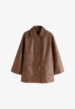 Veste surdimensionnée en faux cuir marron avec de larges manches, grand col, boutons à l'avant et deux poches à rabat à l'avant.