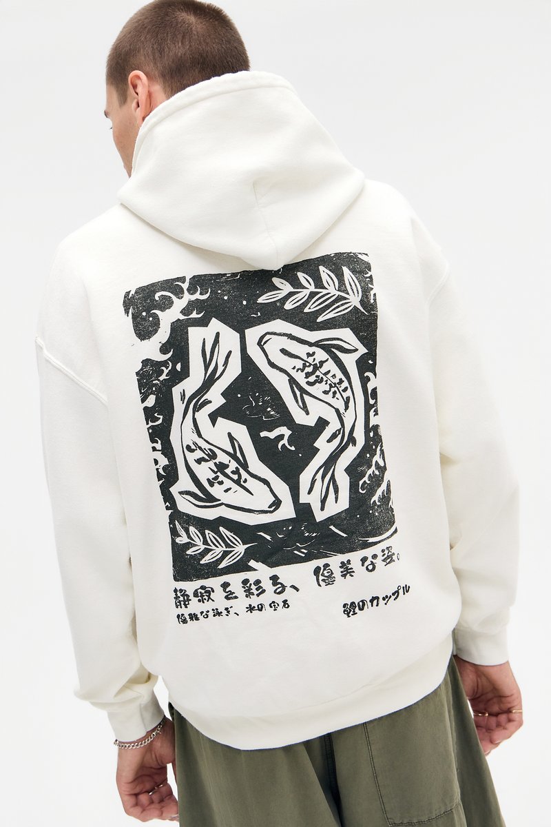 Witte hoodie met een grote zwarte afbeelding van twee koi-vissen, omringd door bladeren en Japanse tekst. Zacht katoenen stof.