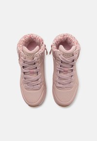 Zapatillas altas rosas con un cuello de punto texturizado, cuerpo de cuero perforado y cordones de tela. Incluye un zipper lateral para un acceso fácil.