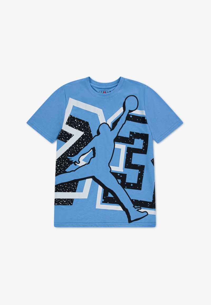 Μπλε βαμβακερό μπλουζάκι με μαύρη σιλουέτα ενός άλτη και μεγάλα γραφικά νούμερα. Ομαλή υφή με αντιθετικά χρώματα.