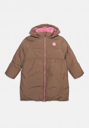 Manteau d’hiver matelassé marron avec capuche, fermeture éclair rose et doublure intérieure rose, conçu pour la chaleur et une utilisation en extérieur.